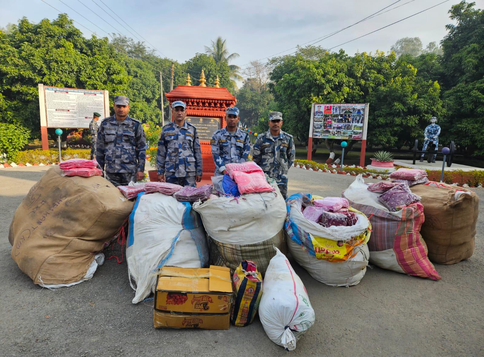 सशस्त्रद्वारा २८ लाखबढीको अबैध कपडाबरामद, तस्कर फरार