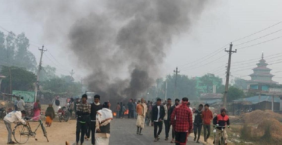 सिराहामा अटोको ठक्करबाट एक युवकको मृत्यु, घटनाको विरोधमा सडकमा टायर बालेर प्रदर्शन